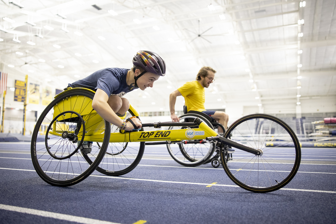Paracyclers race around track